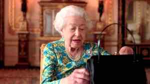 ¿Se reveló lo que lleva la reina Isabell II en su bolso? El curioso VIDEO que le da la vuelta al mundo