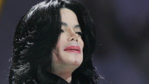 Las desesperantes horas finales de Michael Jackson: sedantes, fotos de niños y una muñeca macabra