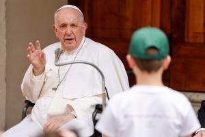El papa Francisco dice a los jóvenes que es “legítimo rebelarse” contra la guerra