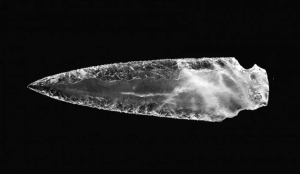 Encuentran varias puntas de flecha de cristal talladas hace más de cinco mil años