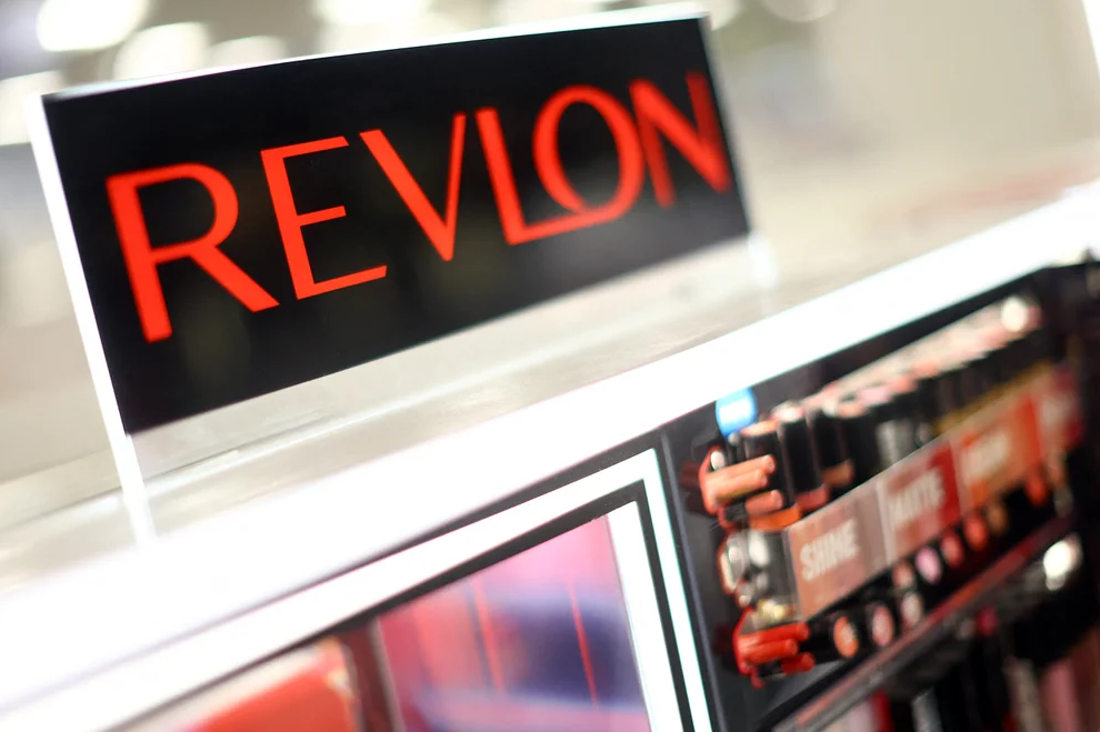 Las razones detrás de la caída de Revlon, la icónica marca de cosméticos que se declaró en bancarrota