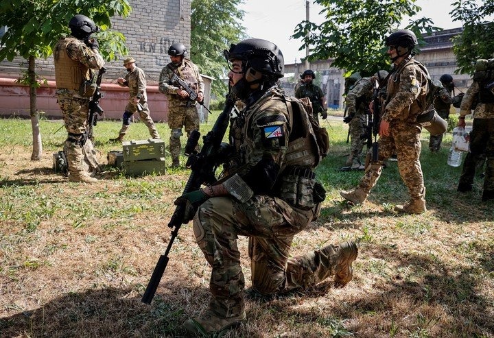 ¡Impactante! Soldado ucraniano se filma al recibir un balazo y sigue peleando (VIDEO)