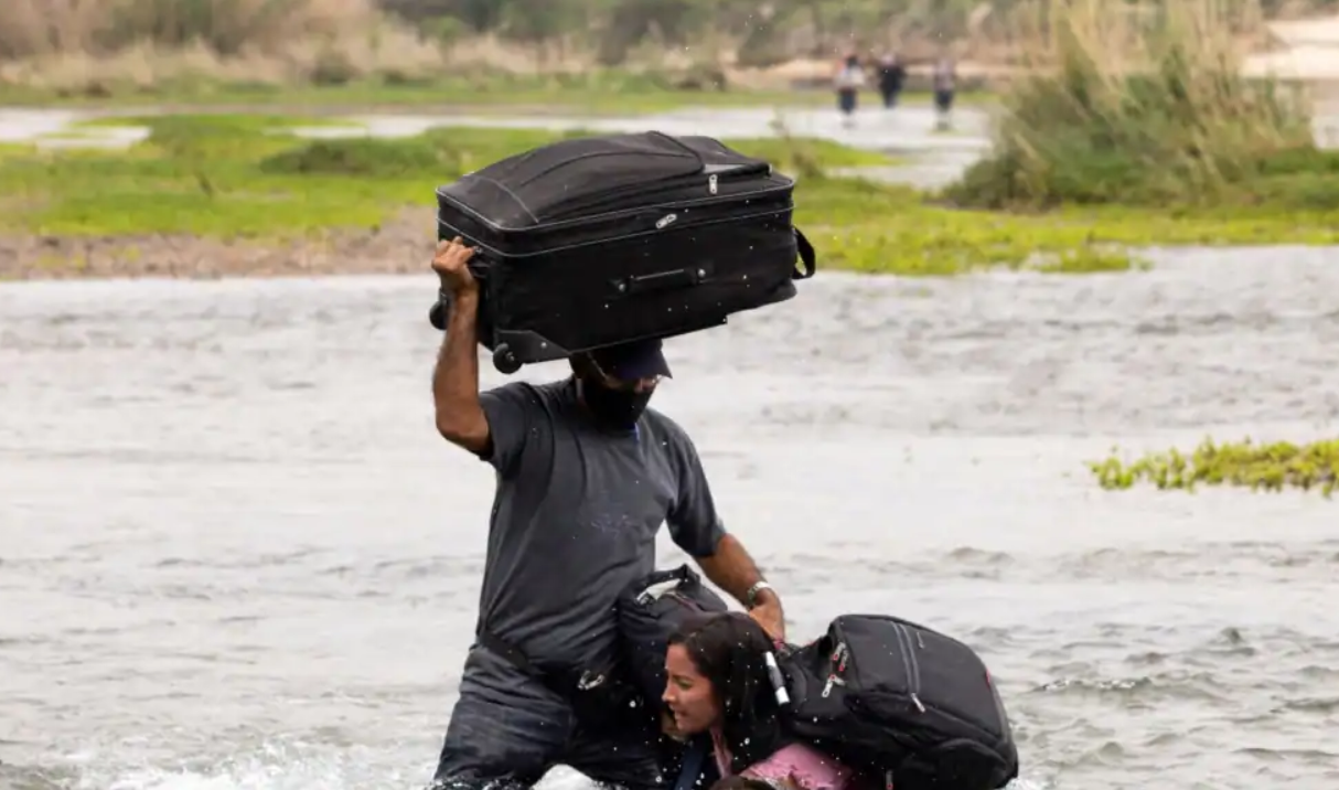Captaron a tres migrantes venezolanos que intentaban cruzar el Río Bravo