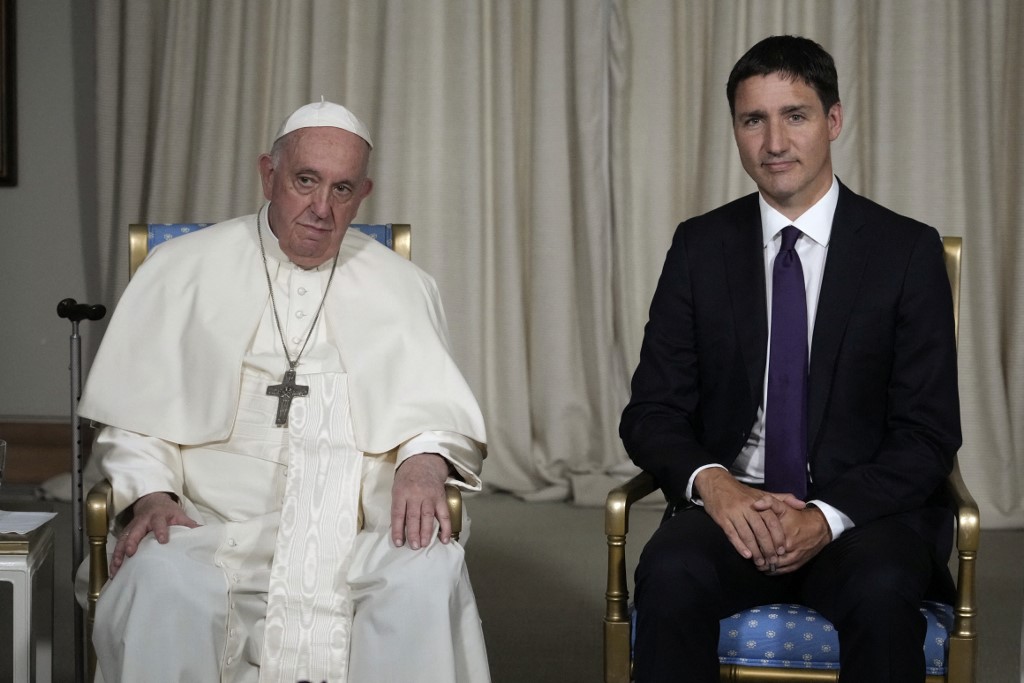 Justin Trudeau le pidió al papa Francisco que devuelva objetos indígenas y abra los archivos