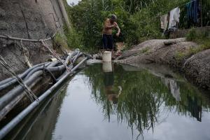 ¿Cómo agrava la contaminación el bajo tratamiento de las aguas residuales en Venezuela?