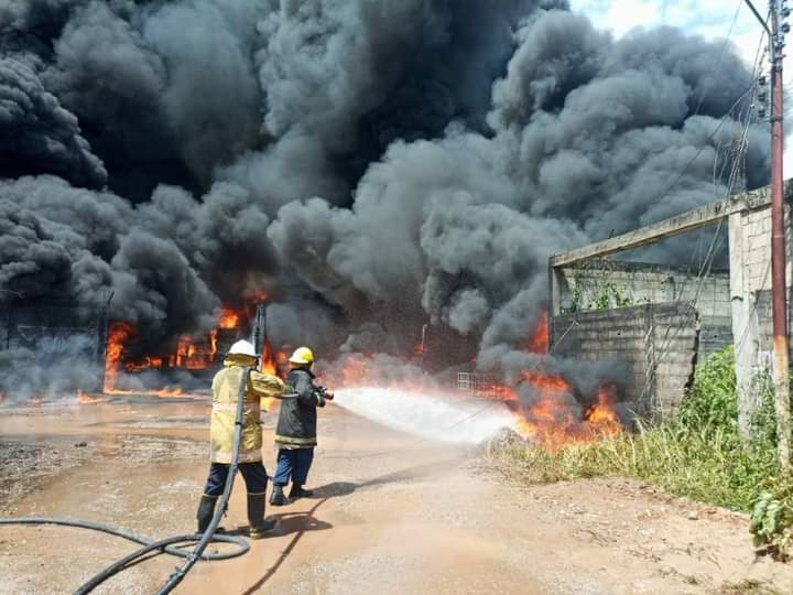 Depósito ilegal incendiado en La Fría almacenaba alrededor de 30 mil litros de combustible