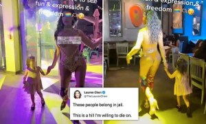 Indignación en EEUU por IMÁGENES de una niña llevada por una drag queen con los senos expuestos
