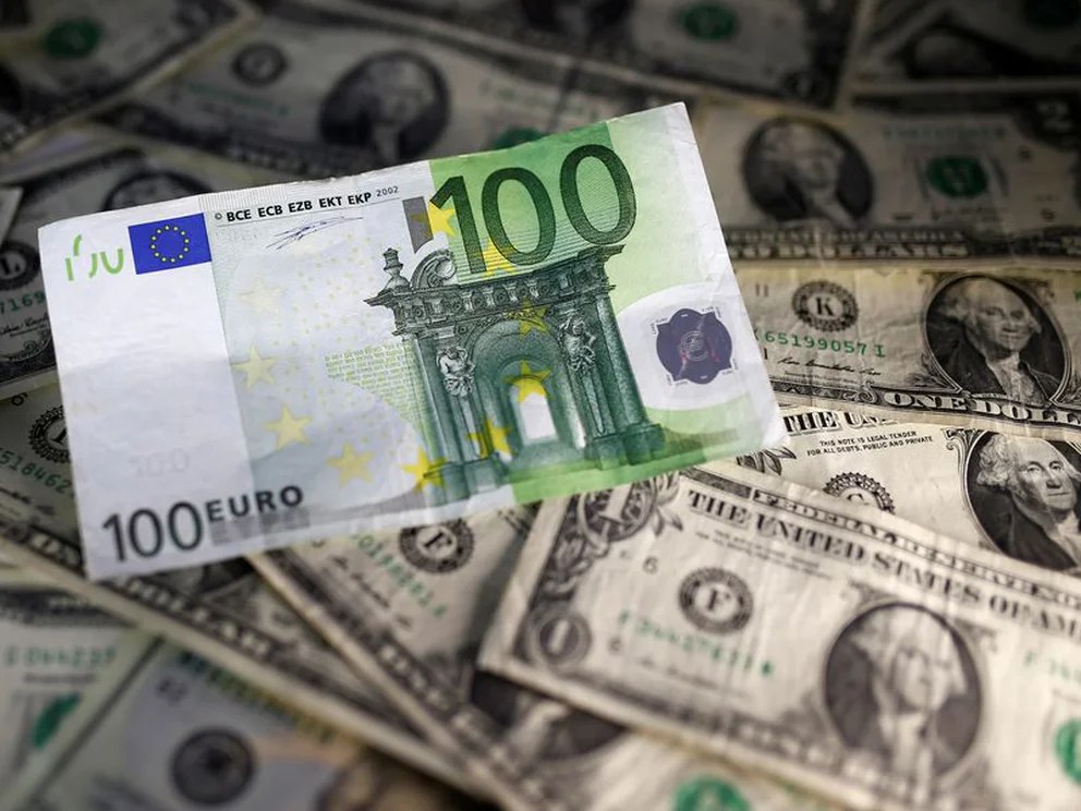 El euro sigue perdiendo terreno frente al dólar: las claves del desplome de la moneda unitaria