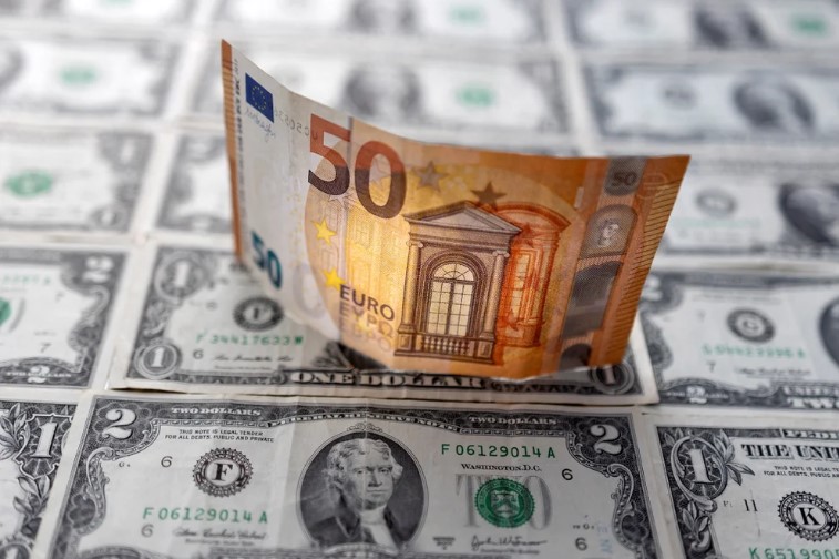 Qué le espera al euro tras su caída frente al dólar