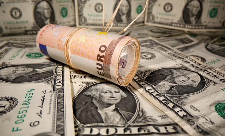 El euro vuelve a caer por debajo del dólar