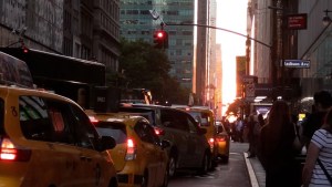Nueva York se paraliza por el “Manhattanhenge”, la puesta de sol más fotografiada