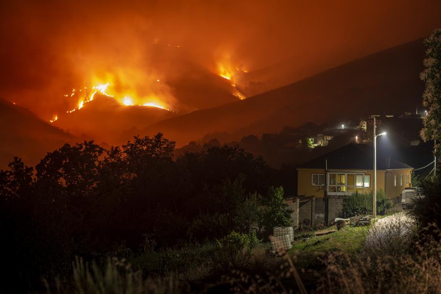 España sigue luchando contra el fuego con más de tres mil evacuados