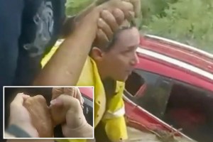 El momento cuando rescatan a mujer atrapada en un auto durante una inundación repentina en Arizona (VIDEO)