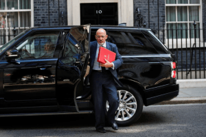 Crisis en Reino Unido: renunció el fiscal general tras cambios en gabinete de Johnson