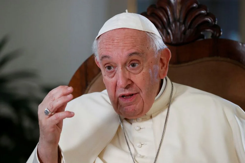 El papa Francisco reapareció en silla de ruedas poco antes de viajar a Canadá