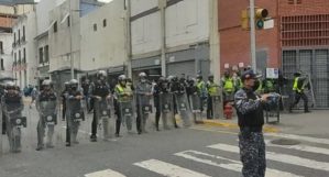 Efectivos de la PNB impiden avance de la marcha de trabajadores públicos en Caracas este #12Jul (VIDEO)
