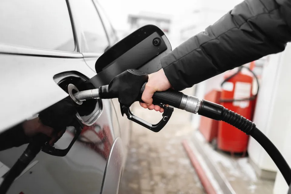 Alivio para los consumidores: El precio de la gasolina baja durante 50 días seguidos en EEUU