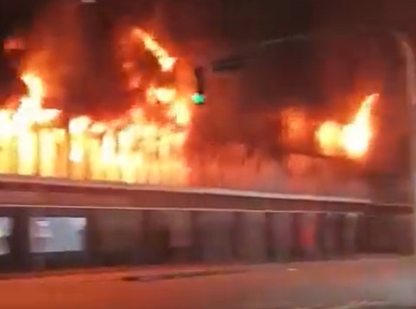 EN VIDEO: Incendio de gran magnitud se registró en el “Mercado de los Corotos” de Quinta Crespo este #31Jul