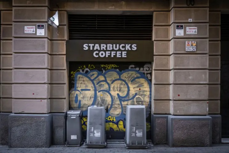 La decisión que llevó a Starbucks a cerrar 16 tiendas en Estados Unidos