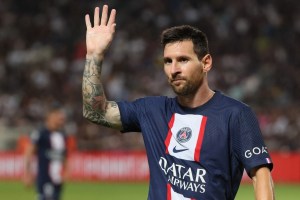 El gesto de Messi con un niño que saltó al campo tras la Supercopa de Francia (Video)