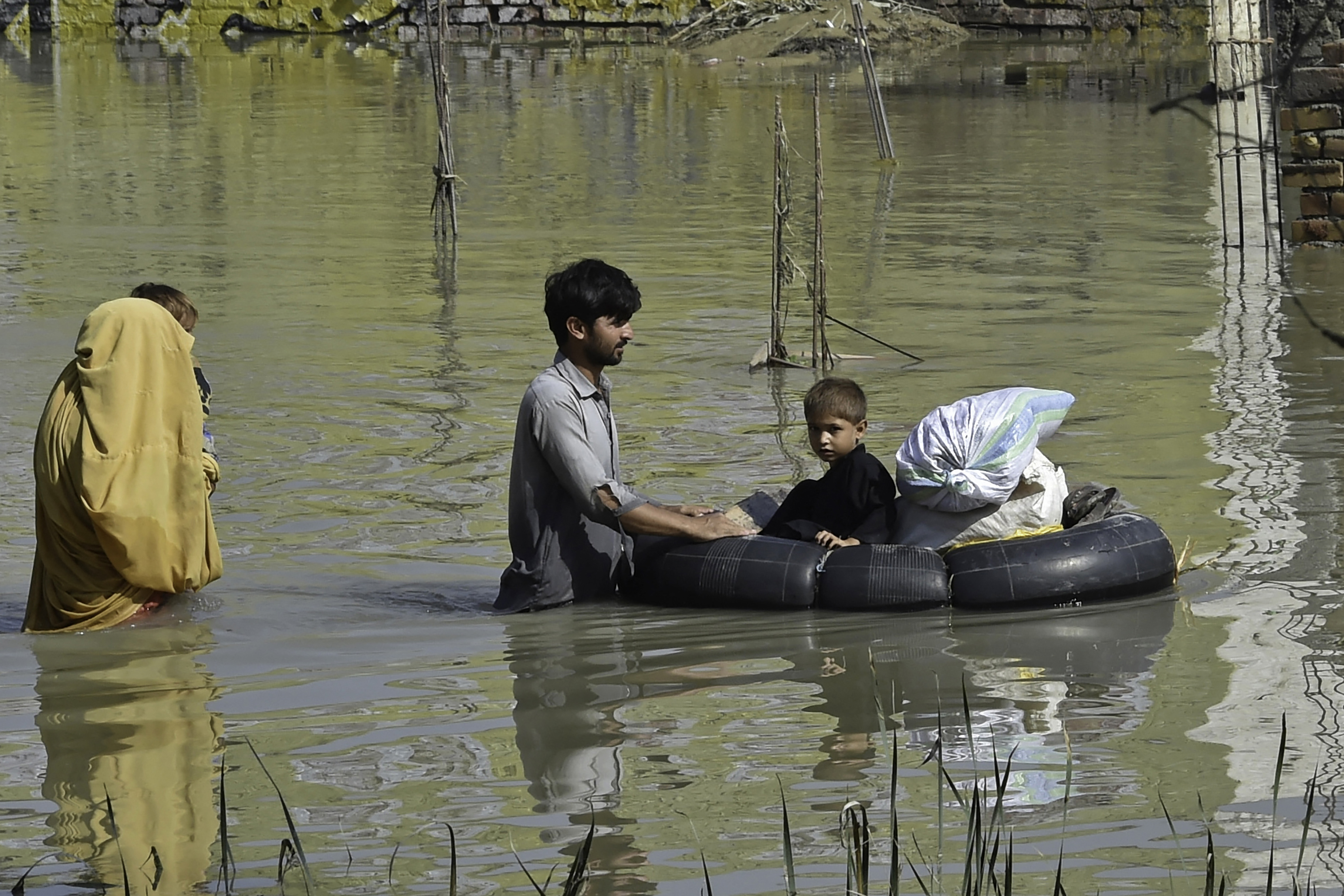 EN FOTOS: gran operación de rescate por inundaciones que causaron más de mil muertos en Pakistán