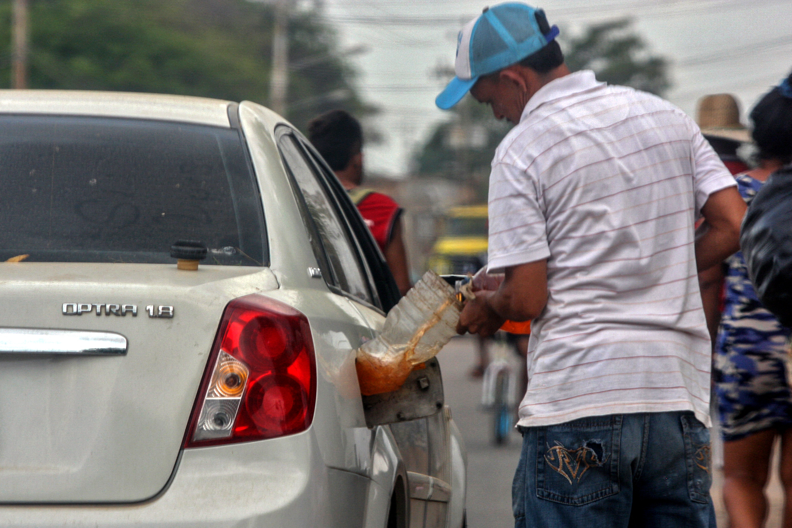 Denuncian que pimpineros de Maracaibo cobran un dólar por litro de gasolina