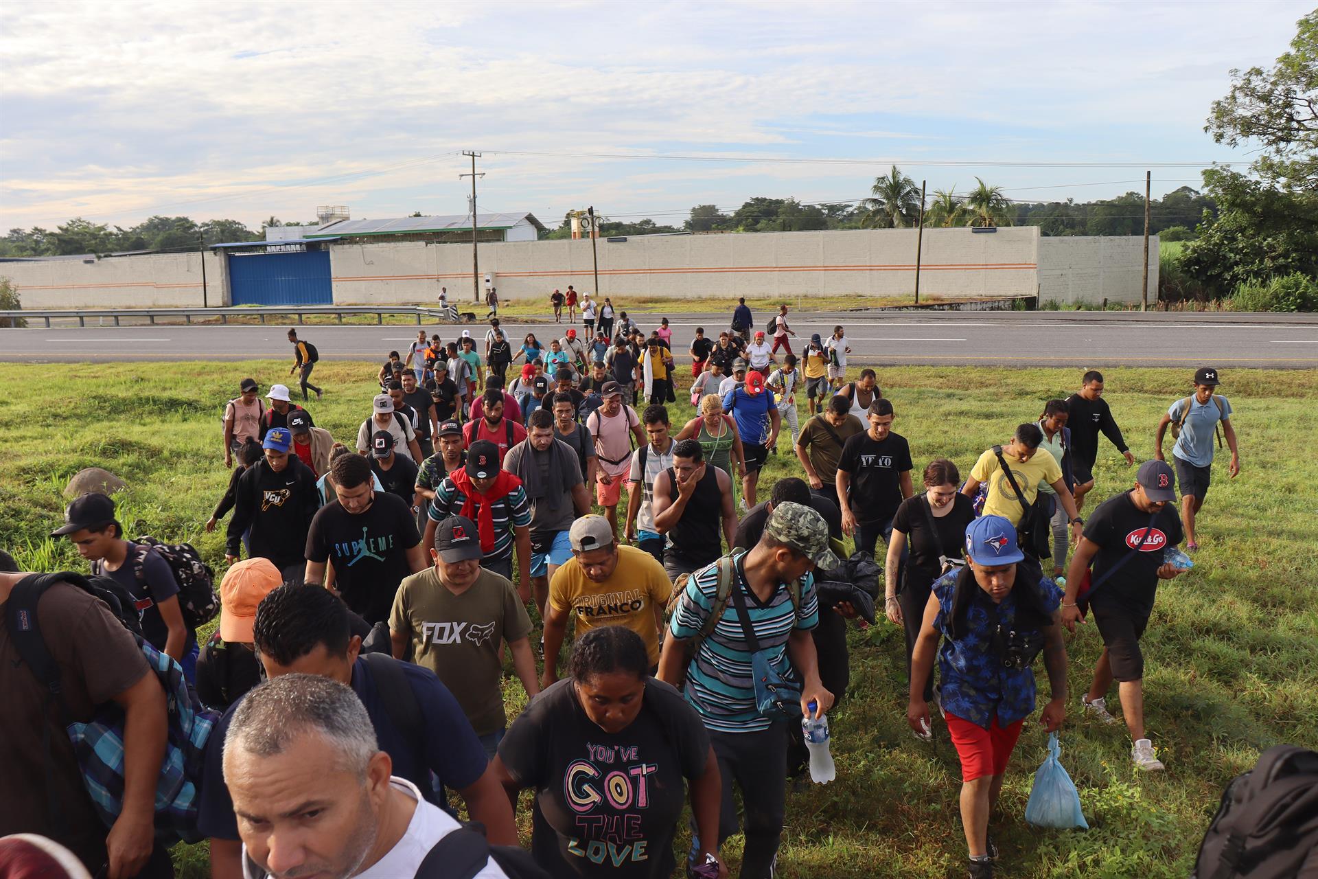 Guardia Nacional de México cerró el paso a caravana migrante que incluye venezolanos
