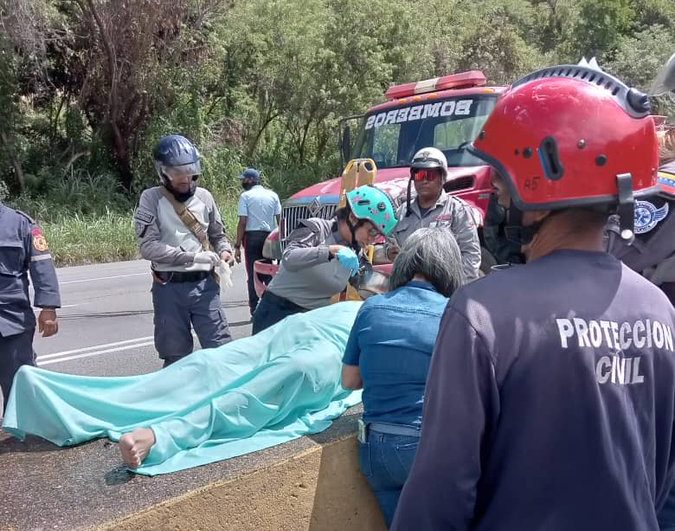 Carro se incendió con una persona adentro en la autopista Gran Mariscal de Ayacucho