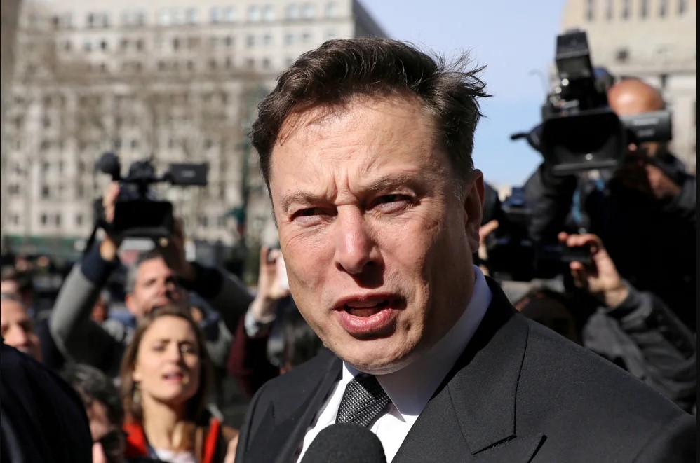 La madre de Elon Musk ha desvelado que tiene que “dormir en el garaje” cuando visita a su hijo