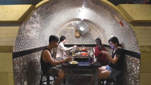 Cuevas-refugio y enormes bloques de hielo: las creativas “soluciones” de los chinos frente a la ola de calor