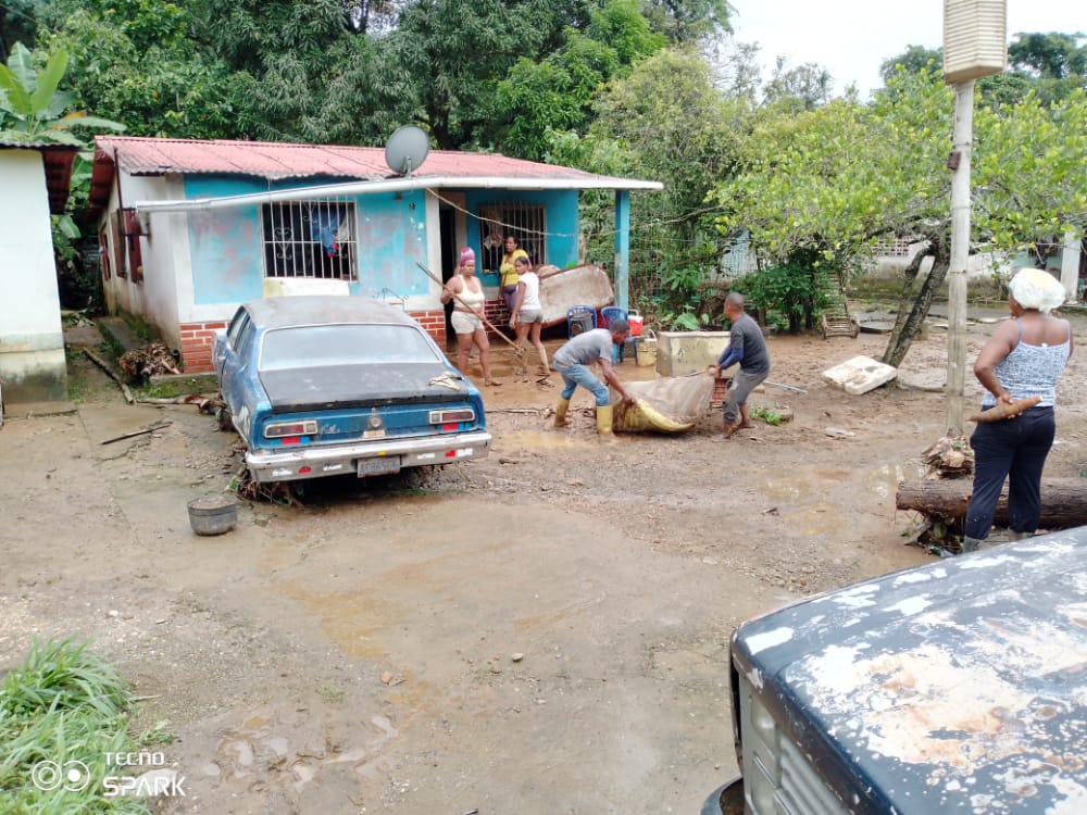 Al menos 39 familias resultaron afectadas tras desbordamiento del río Tuy en Miranda (Fotos)