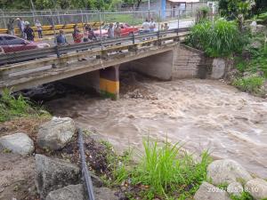 Incomunicados habitantes de Ocumare de la Costa y Choroní por derrumbes en la vía (FOTOS)