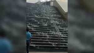 “Las cataratas de La Rinconada”: fuertes lluvias provocaron inundación en la estación #10Ago (VIDEO)