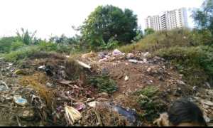 Montañas de basura y escombros “adornan” la calle Rosa Inés Chávez del barrio Campomar en Margarita