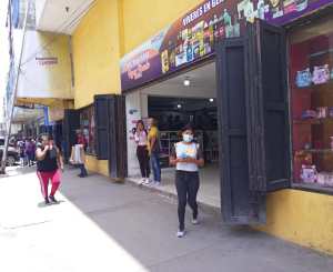 Estrepitosa subida del dólar disparó precios en comercios de Maracay (FOTO)