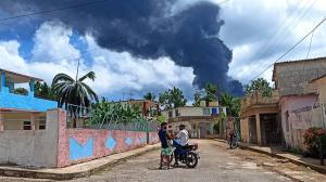Grave incendio industrial en Cuba llega a tercer depósito de combustible
