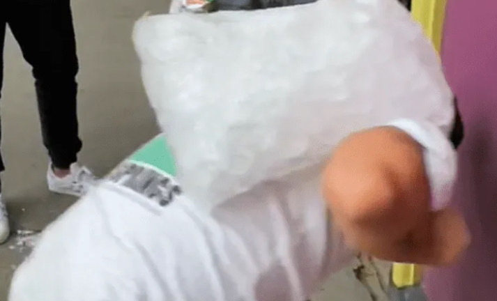Rompió una bolsa de hielo con una técnica peligrosa que es VIRAL en TikTok