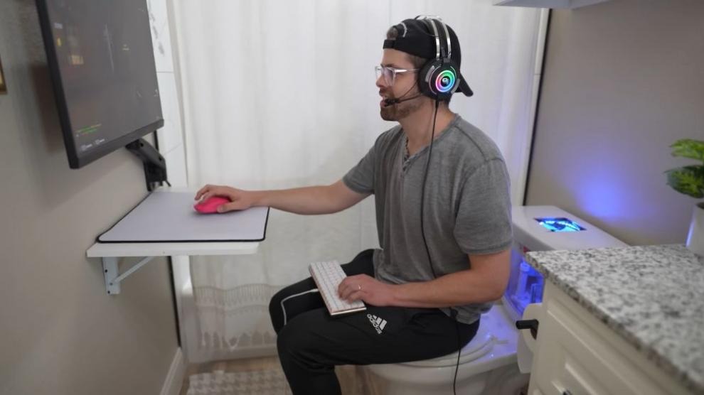 Youtuber transforma su inodoro en una computadora gamer (VIDEO)