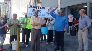 Vecinos de La Candelaria y San Agustín protestan en plena avenida Universidad por tener 10 días sin agua