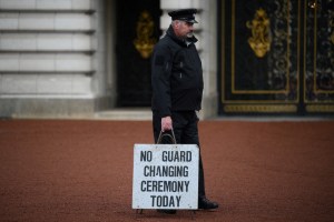 Un letrero fuera del Palacio de Buckingham dice: “Hoy no hay ceremonia de cambio de guardia” (Fotos)