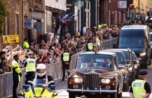 El rey Carlos III encabezó la procesión fúnebre de Isabel II en Edimburgo