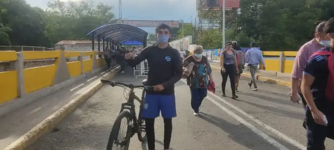 La crisis obliga a un venezolano a cruzar en bicicleta la frontera con Colombia diariamente para conseguir comida