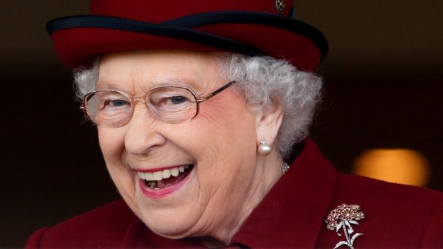 Si pensabas que lo habías visto todo: gochos rumberos homenajean a Isabel II con una “Fiesta de Reinas” (Foto)