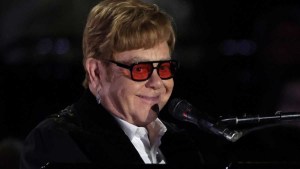 Elton John pide ante el Senado de EEUU “pisar el acelerador” frente al sida
