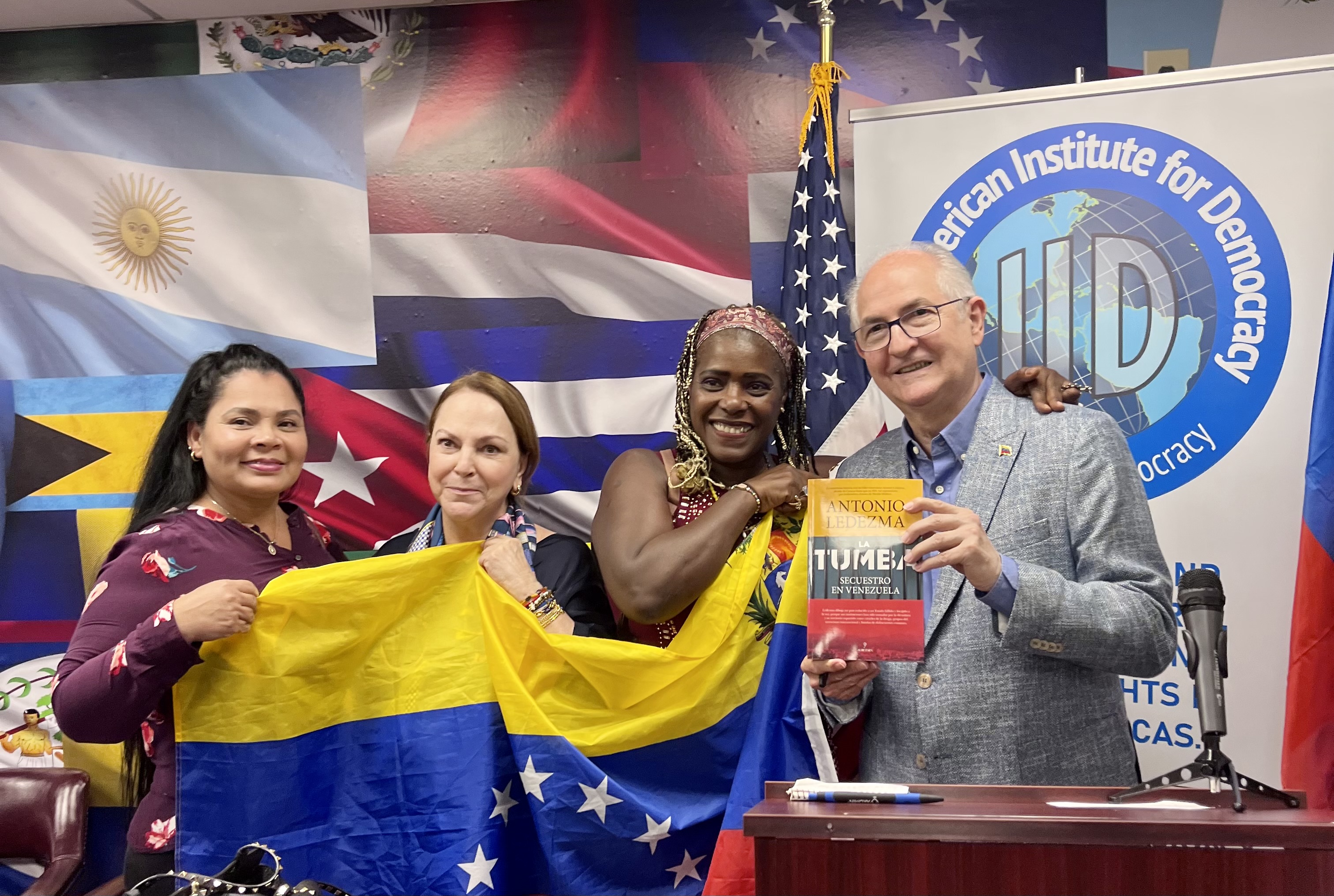 Antonio Ledezma presentó su libro La Tumba, historia del secuestro en Venezuela