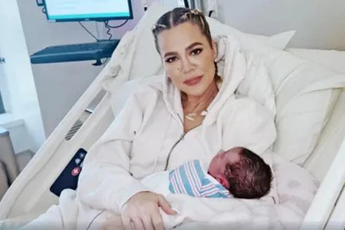 Khloé Kardashian presumió en camilla de hospital a su bebé recién nacido por vientre subrogado