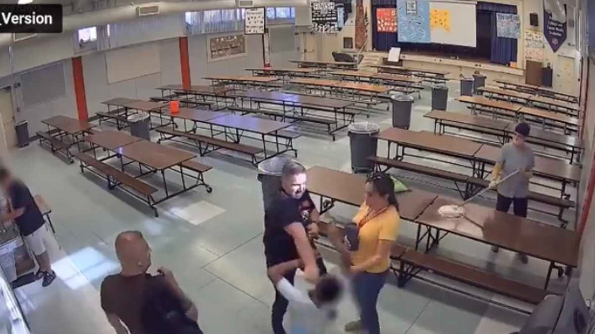 EN VIDEO: Captan cómo un estudiante fue agredido por un director en escuela de California