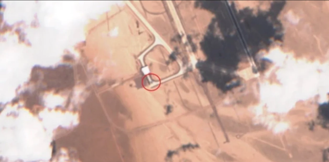 Misterio en el Área 51: Avistaron un “avión” fuera del hangar en unas imágenes satelitales