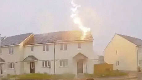 ¡Mala suerte! Rayo cae sobre una casa recién construida en Reino Unido (VIDEO)