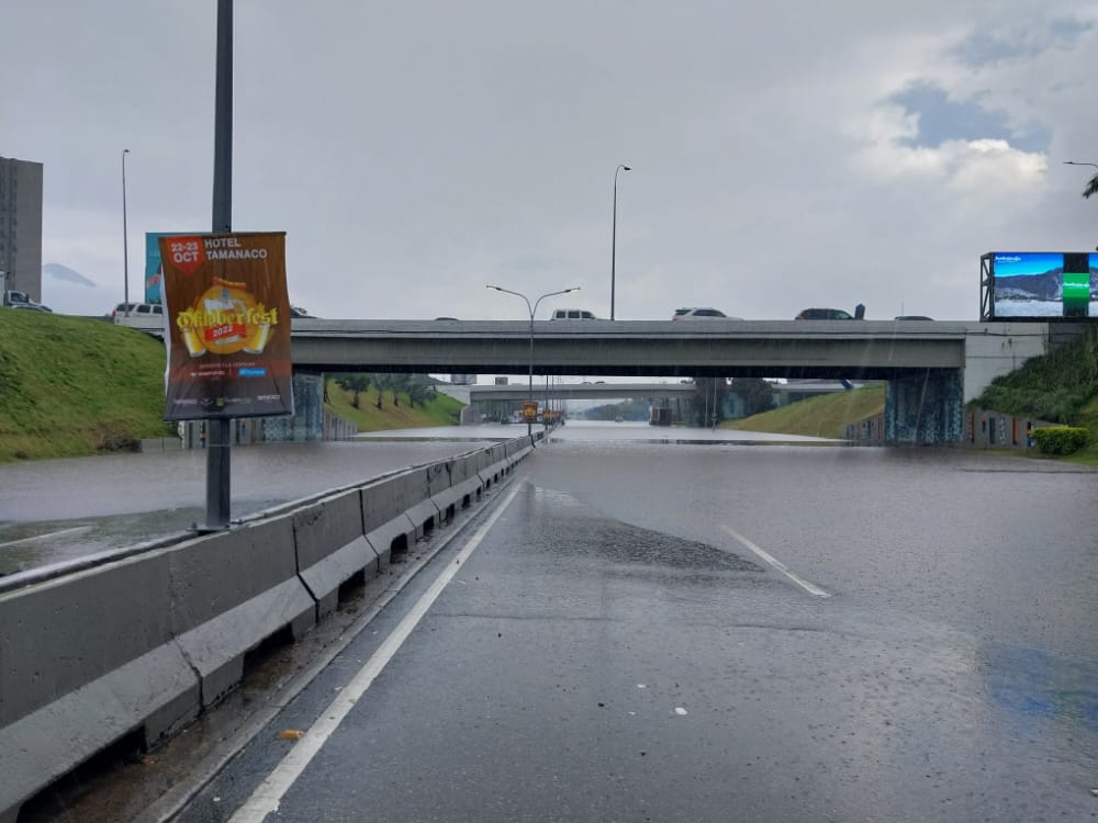 EN IMÁGENES: Bloqueada autopista Francisco Fajardo en Altamira por laguna y levantamiento del asfalto este #28Sep